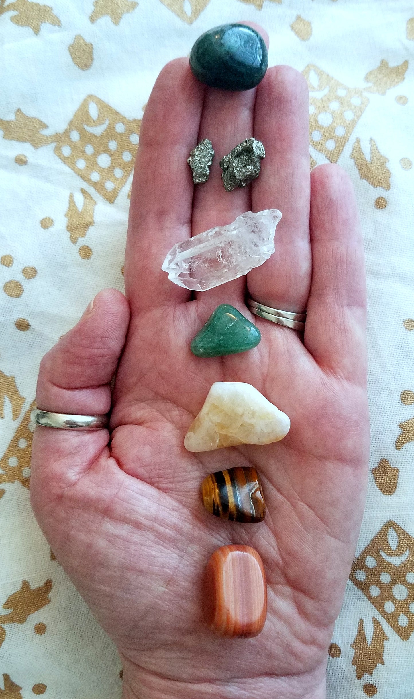 crystals , healing crystals, dani tworek, chakras, aura, seattle, meditate, tarot, old soul, automatic writing, abundance, manifestation